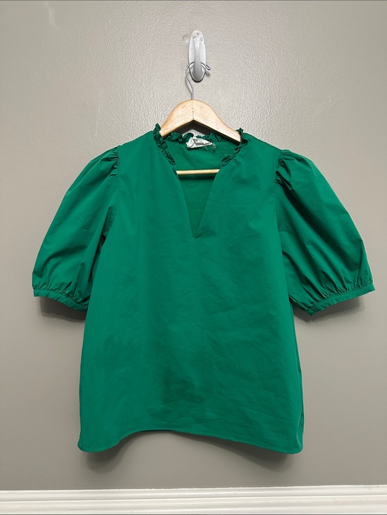 Hyacinth House Tops - Tuckernuck / Hyacinth House green ruffle neck top Sz M